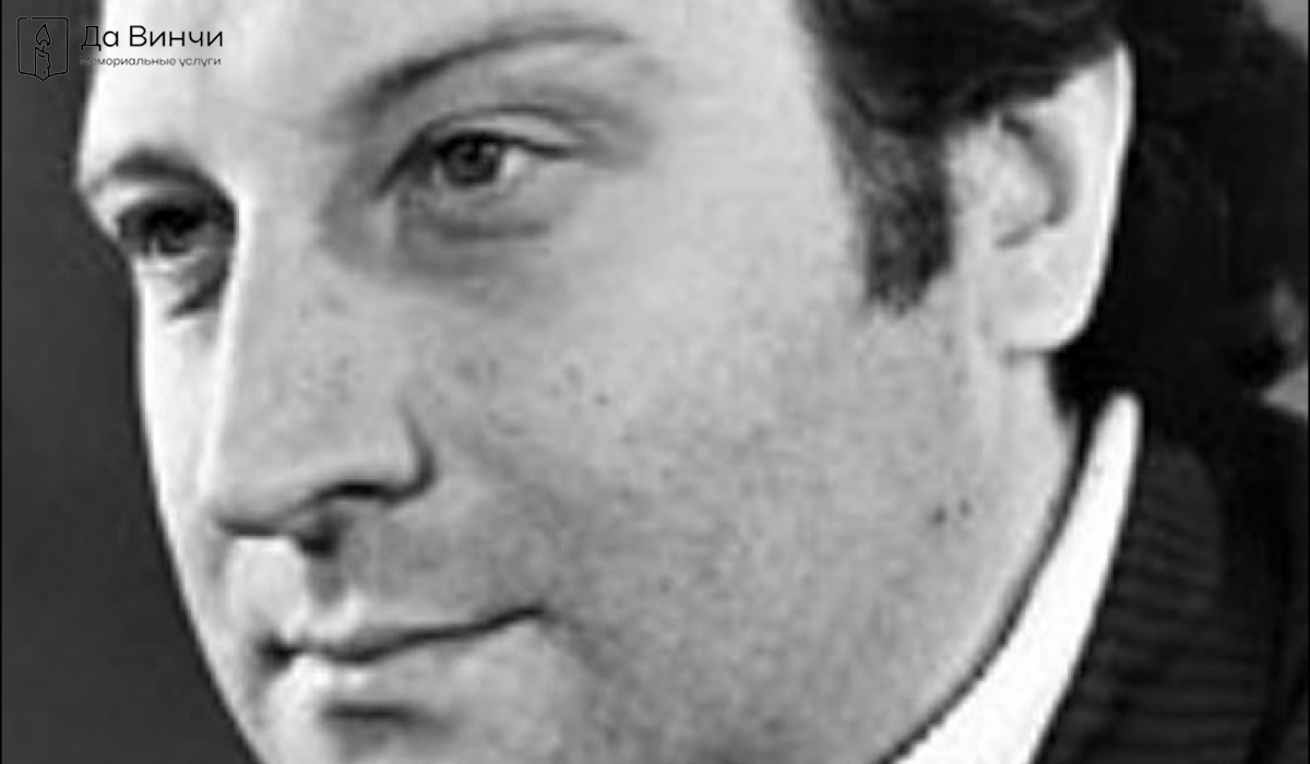 Памятник Сергею Ивановичу Иванову, артисту театра и кино, на Богословском кладбище