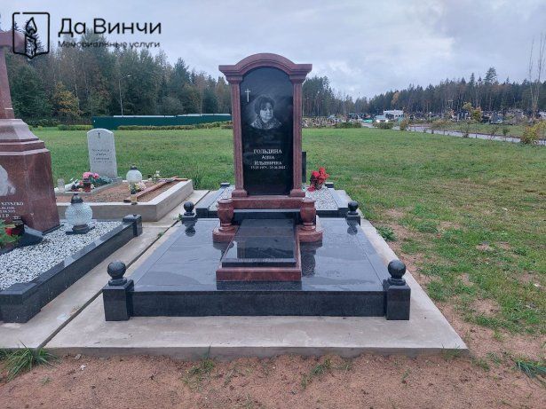 Эксклюзивный памятник из черного и красного гранитов, Белоостровское кладбище