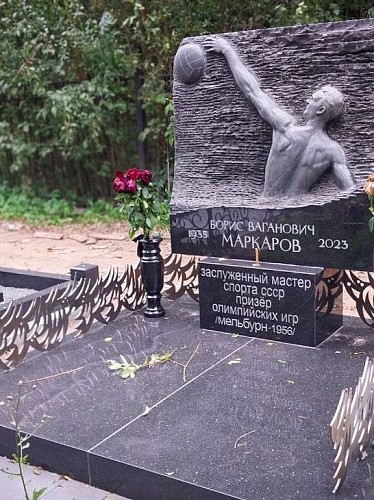 19.08.2025 года. Памятник с рельефом