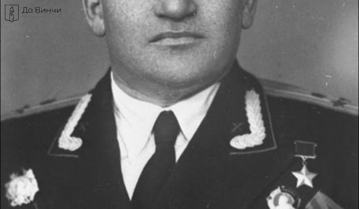 Памятник Кесарю Михайловичу Коровину, Герою Советского Союза, на Казанском кладбище (Пушкин)