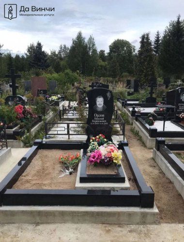 Гранитный комплекс на Казанском кладбище