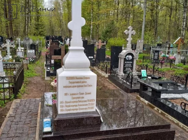 Голгофа с крестом на гранитной коричневой плите на Серафимовском кладбище