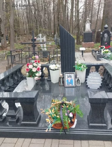 Памятник колонна на Смоленском православном кладбище