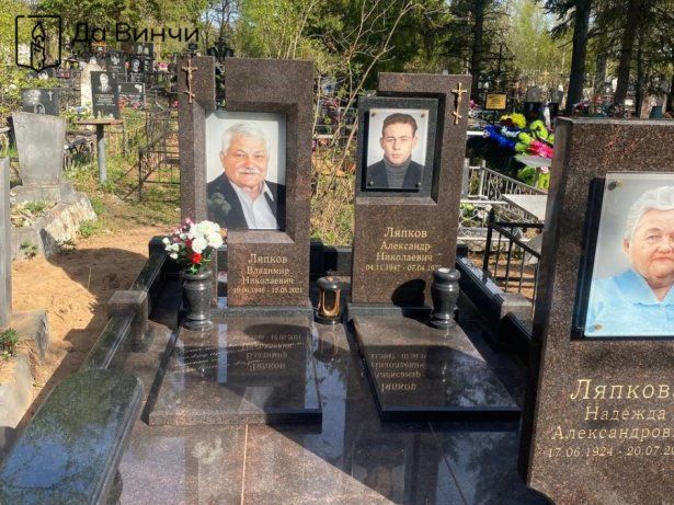 Элитный семейный памятник на старом городском кладбище Тихвина