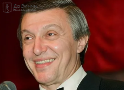Памятник Макару Леонидовичу Алпатову, певцу, режиссёру, сценаристу, на кладбище Памяти жертв 9-го января