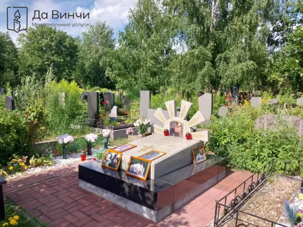 Мемориальный комплекс "Белое солнце" на Смоленском православном кладбище