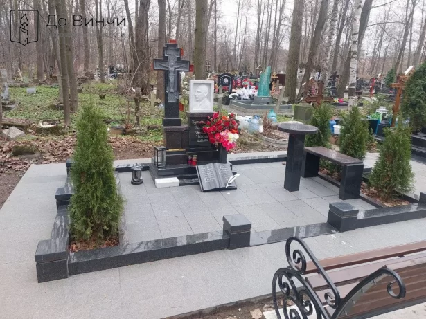 Необычный памятник с малыми формами на Смоленском православном кладбище