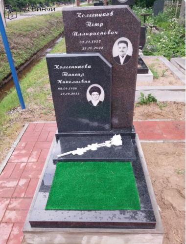Комбинированный памятник из разных сортов гранита, кладбище Памяти жертв 9го января