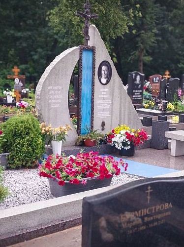18.11.2024 года. Памятник в форме парусника из гранита