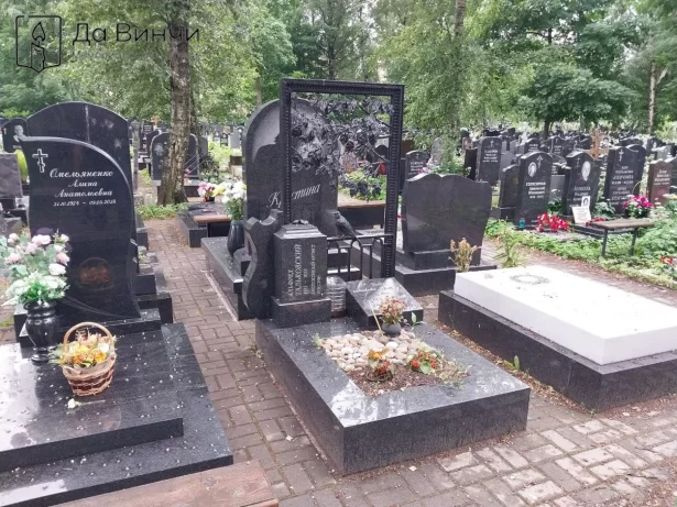 Памятник с фигурной ковкой на Смоленском православном кладбище