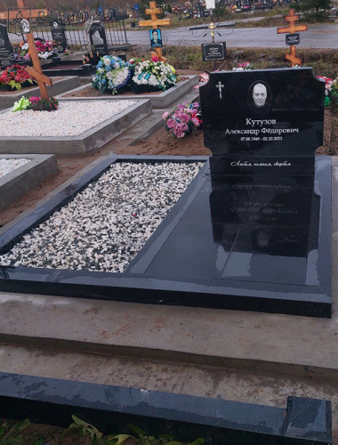 Гранитные комплексы из черного гранита (Кутузов), Новое Колпинское городское кладбище