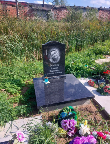 Гранитный памятник на плитах, урновый участок на Бабигонском кладбище