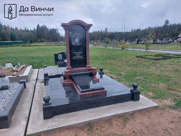 Эксклюзивный памятник из черного и красного гранитов, Белоостровское кладбище