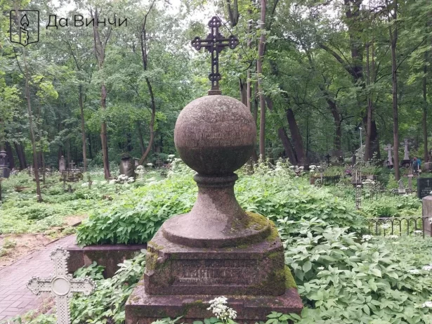 Гранитный шар с крестом на Волковском лютеранском кладбище