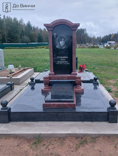 Эксклюзивный памятник из черного и красного гранитов, Белоостровское кладбище