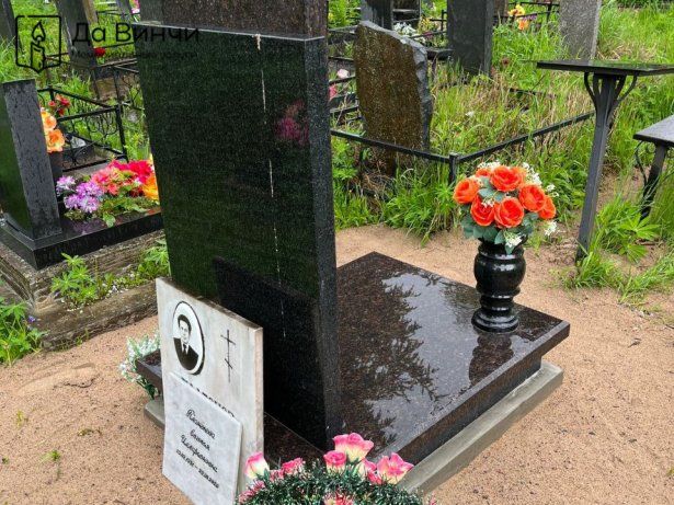 Памятник на урновом участке Колпинского городского кладбища