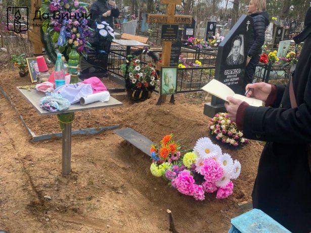 Элитный семейный памятник на старом городском кладбище Тихвина