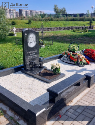 Мемориальный комплекс и гранитный памятник на Громовском старообрядческом кладбище