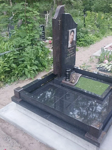 16.11.2024 года. Памятник военному на Ново-Волковском кладбище