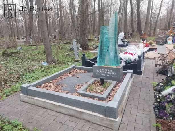 Памятник с многослойным стеклом на Смоленском православном кладбище