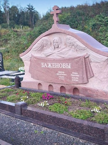 16.11.2024 года. Массивный памятник из гранита