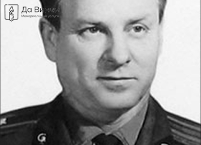 Памятник Николаю Никитовичу Ушакову, Герою Советского Союза, на Богословском кладбище