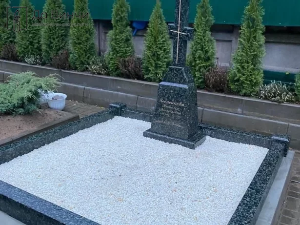 Православный памятник на Серафимовском кладбище