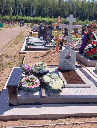 Памятник крест с голгофой на Белоостровском кладбище