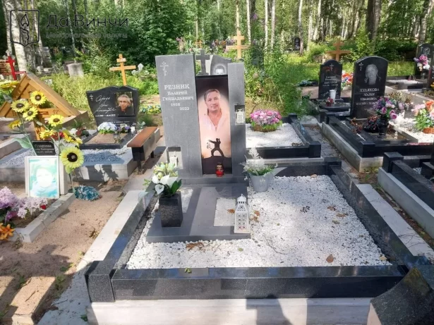 Памятник со стеклом на Смоленском православном кладбище