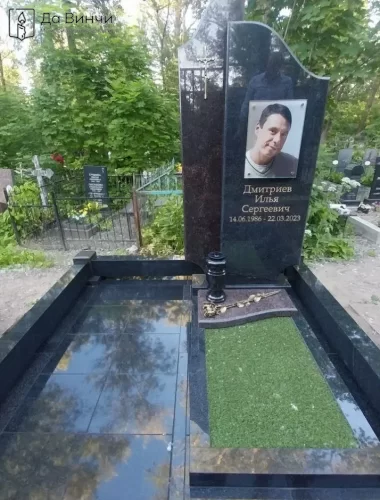 Памятник военному на Ново-Волковском кладбище