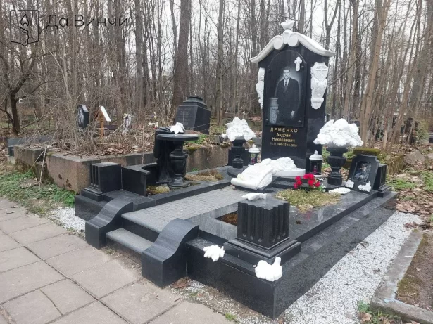 Массивный эксклюзивный мемориал на Смоленском православном кладбище