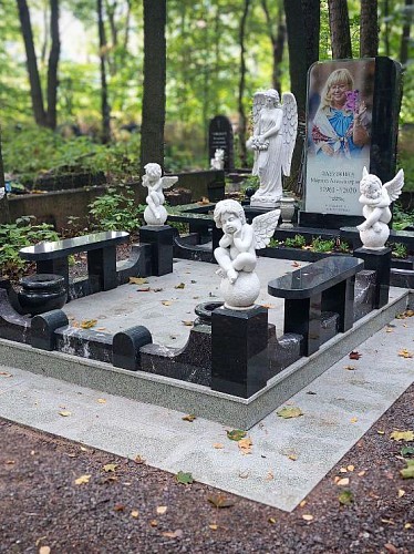 16.06.2024 года. Эксклюзивный памятник из гранита и стекла