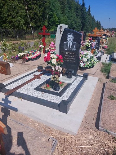 Красивый памятник из разных сортов гранита