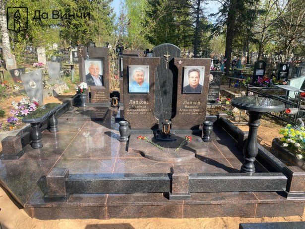 Элитный семейный памятник на старом городском кладбище Тихвина