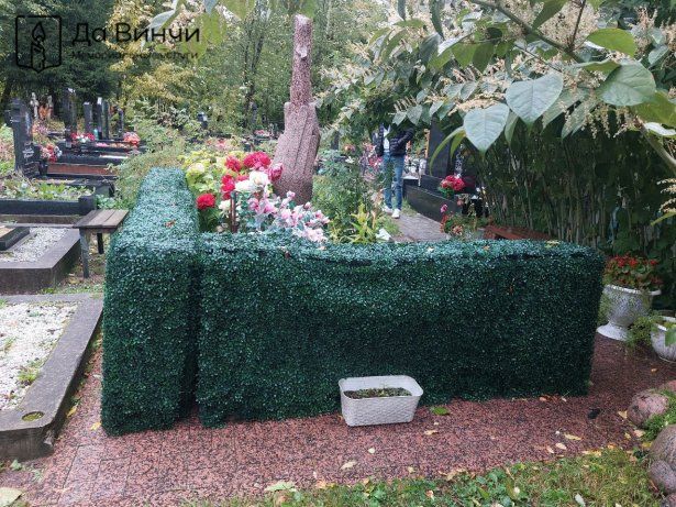 Памятник из разных сортов гранита со свечой