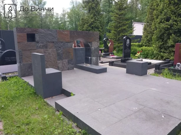 Мемориальный комплекс в кубическом стиле на Еврейском кладбище