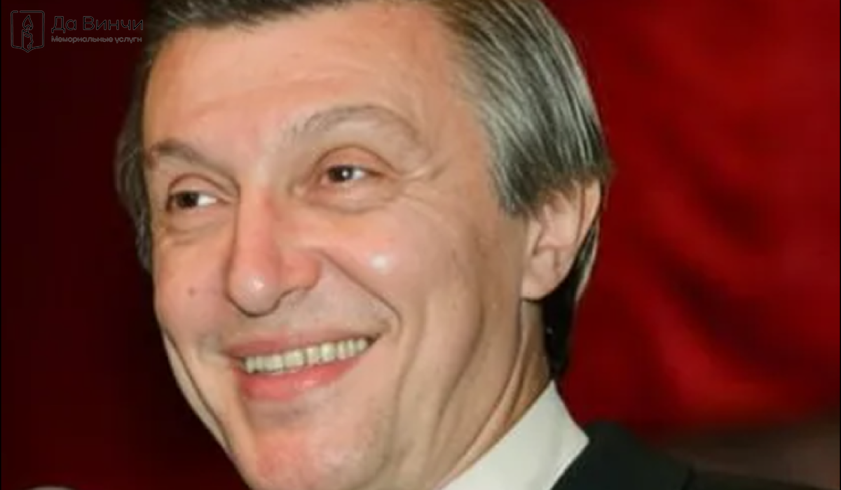 Памятник Макару Леонидовичу Алпатову, певцу, режиссёру, сценаристу, на кладбище Памяти жертв 9-го января