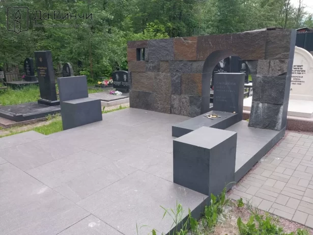 Мемориальный комплекс в кубическом стиле на Еврейском кладбище