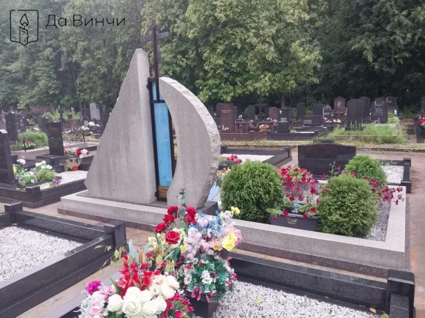 Памятник в форме парусника из гранита на Большеохтинском кладбище