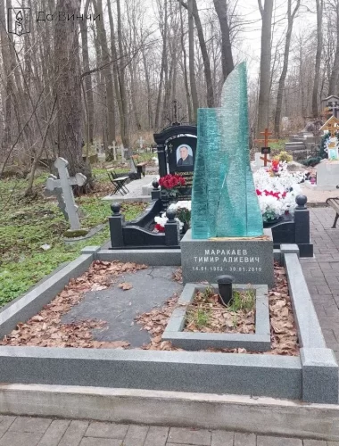 Памятник с многослойным стеклом на Смоленском православном кладбище