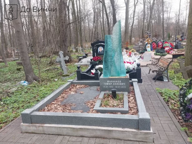 Памятник с многослойным стеклом на Смоленском православном кладбище