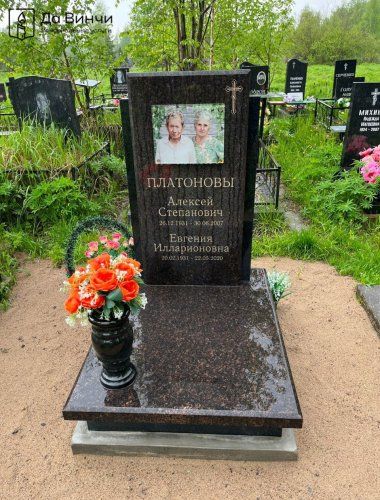 Памятник на урновом участке Колпинского городского кладбища