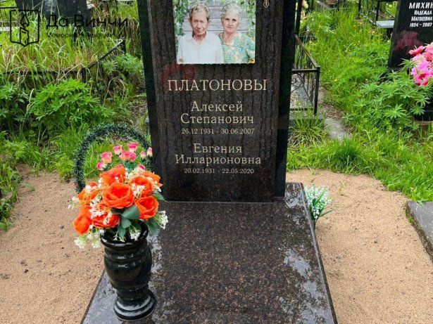 Памятник на урновом участке Колпинского городского кладбища