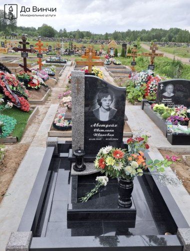 Гранитный комплекс на Бабигонском кладбище