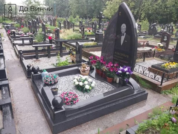 Необычный комбинированный памятник на Большеохтинском кладбище
