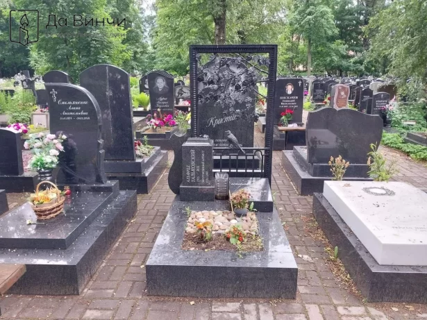 Памятник с фигурной ковкой на Смоленском православном кладбище