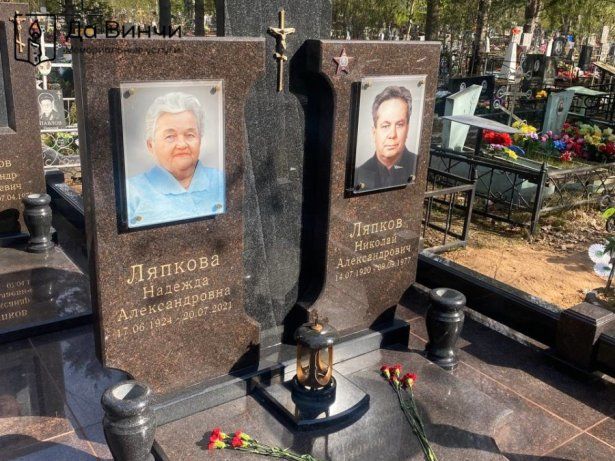 Элитный семейный памятник на старом городском кладбище Тихвина