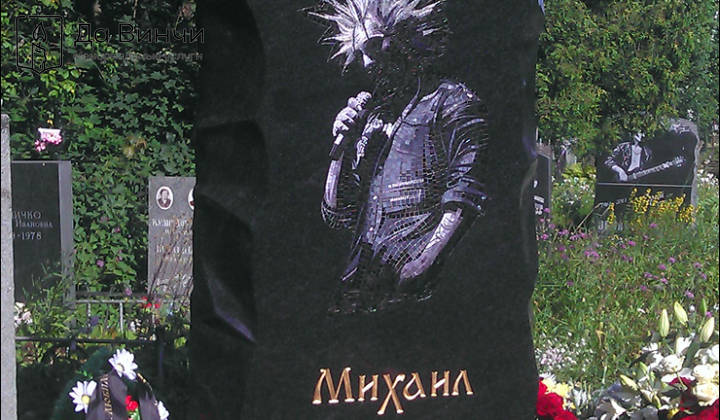 Памятник Михаилу Горшенёву, музыканту, лидеру группы «Король и Шут», на Богословском кладбище