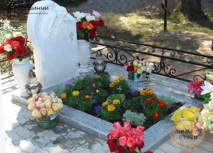 Какое значение имеет цветник у памятника умершего