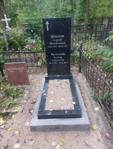Семейный памятник из гранита, Ново-Волковское кладбище Санкт-Петербурга